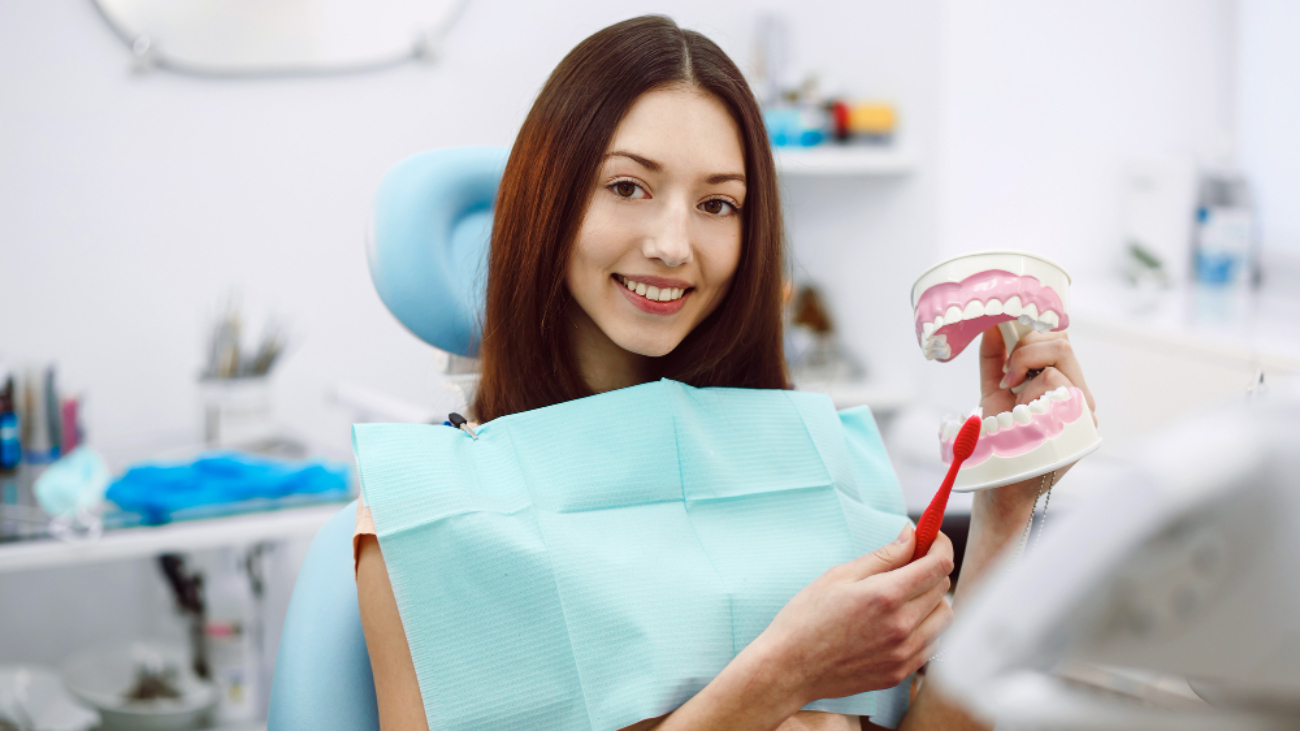 assistant-dentist-patient-clinic